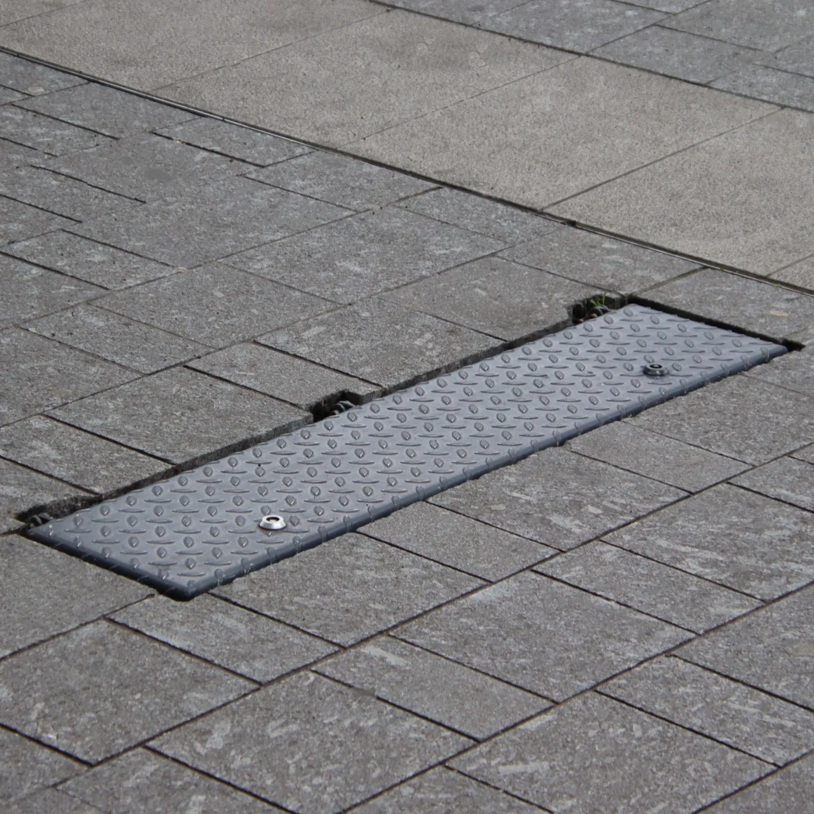 Ingebouwd voedingspunt, gesloten, in de bestrating